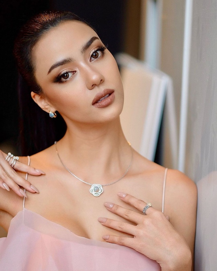 Amanda Obdam Amanda Obdam