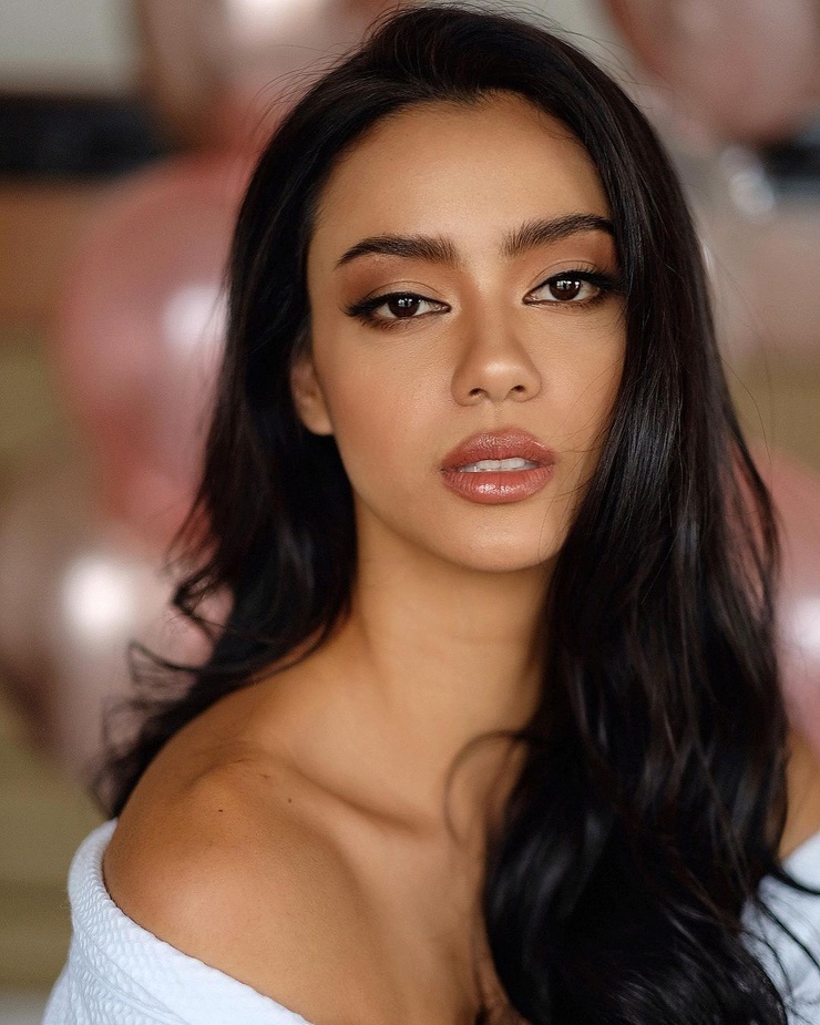 Amanda Obdam Amanda Obdam