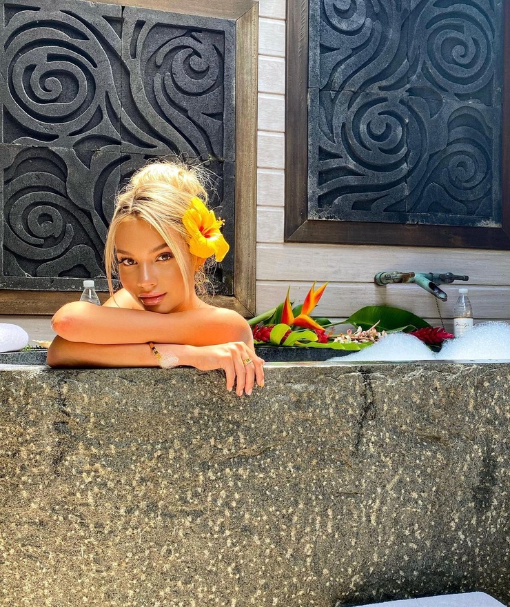 Alexa Collins Alexa Collins
