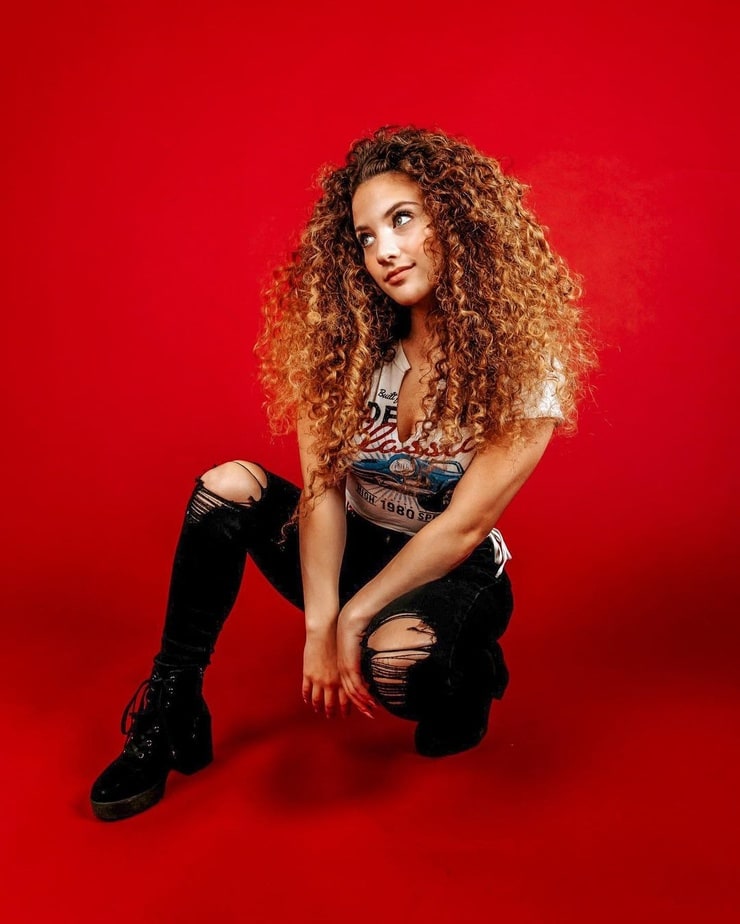 Sofie Dossi Sofie Dossi