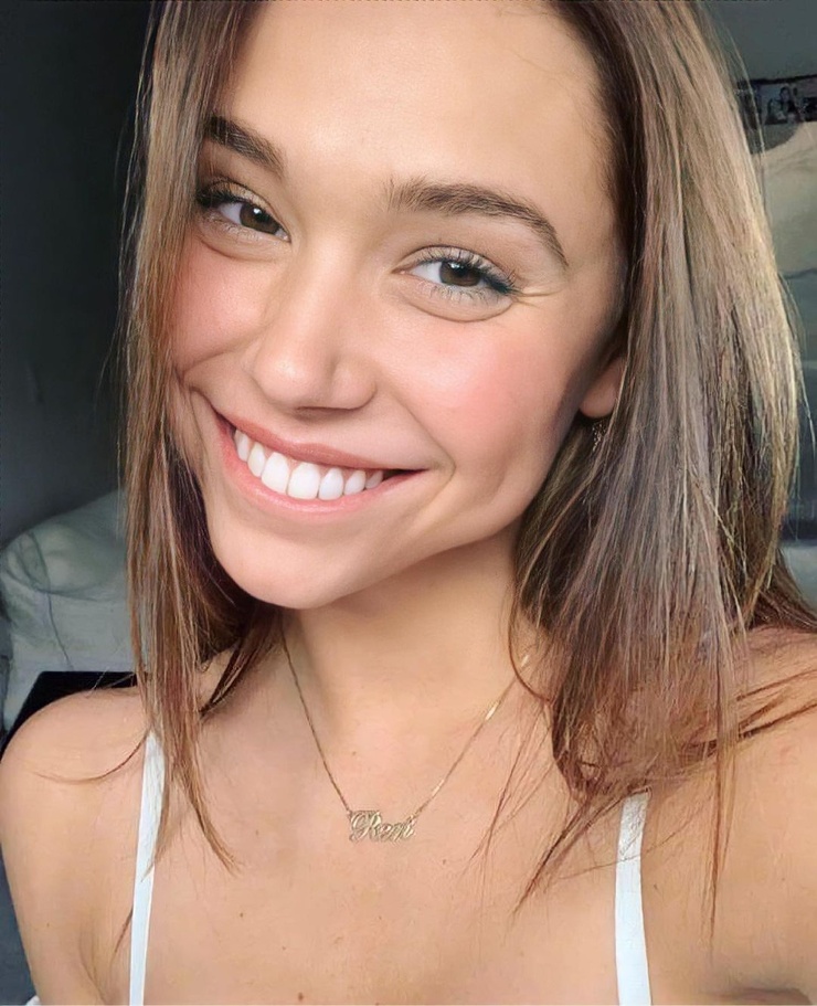 Picture of Alexis Ren