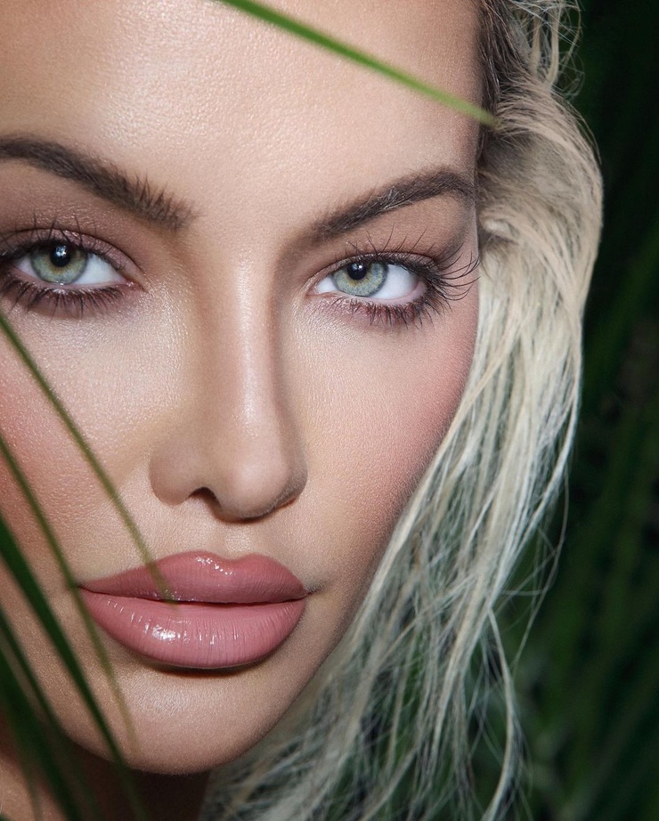 Lindsey Pelas Lindsey Pelas
