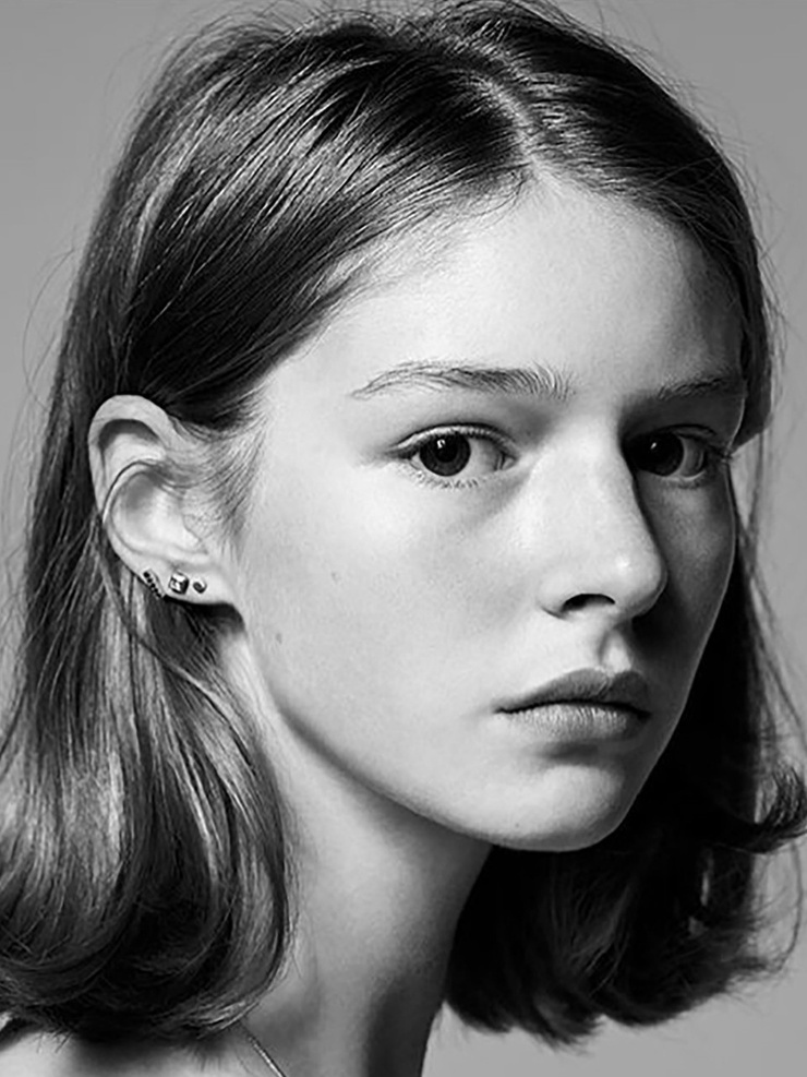 ‪Isabel Jones