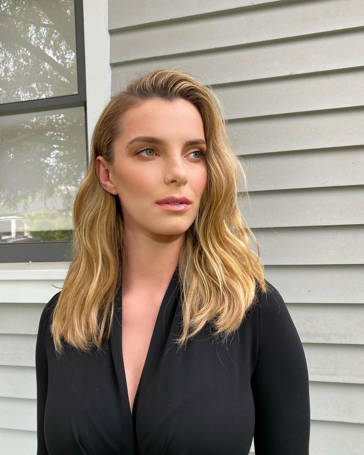 Betty Gilpin Betty Gilpin