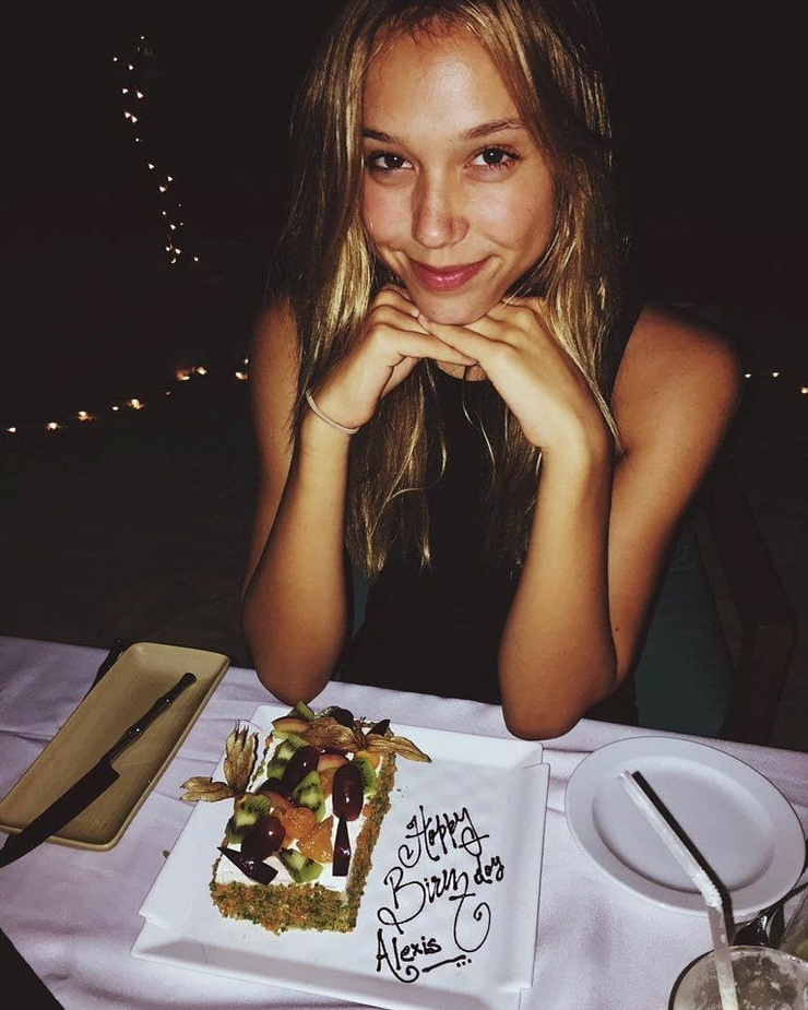 Alexis Ren