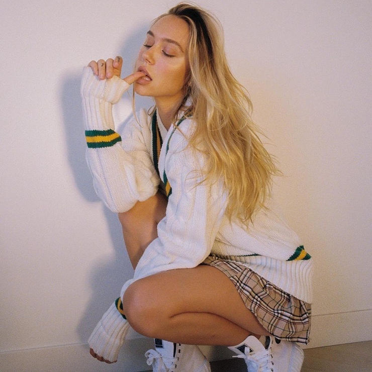 Alexis Ren