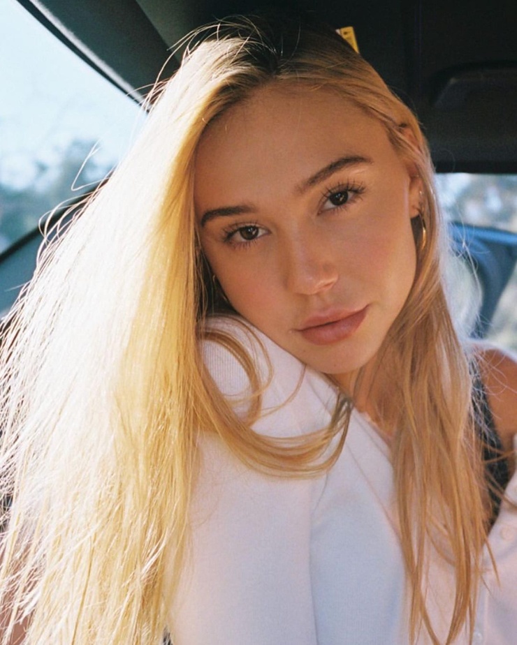 Alexis Ren