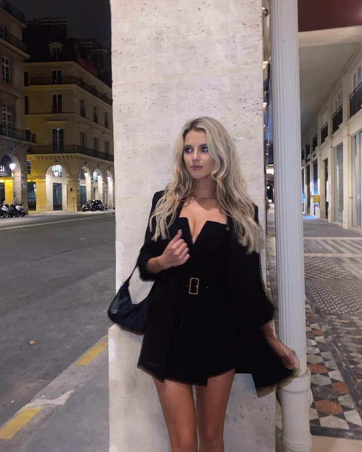 Lindsay Brewer