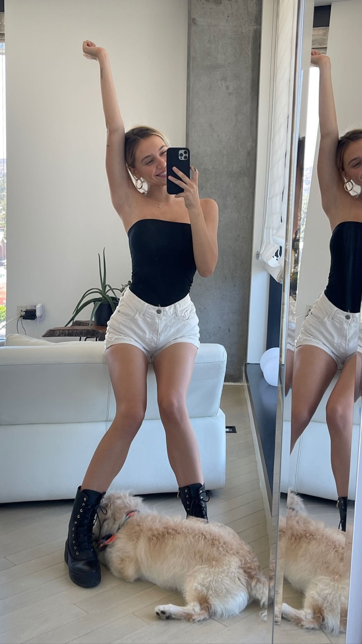 Alexis Ren
