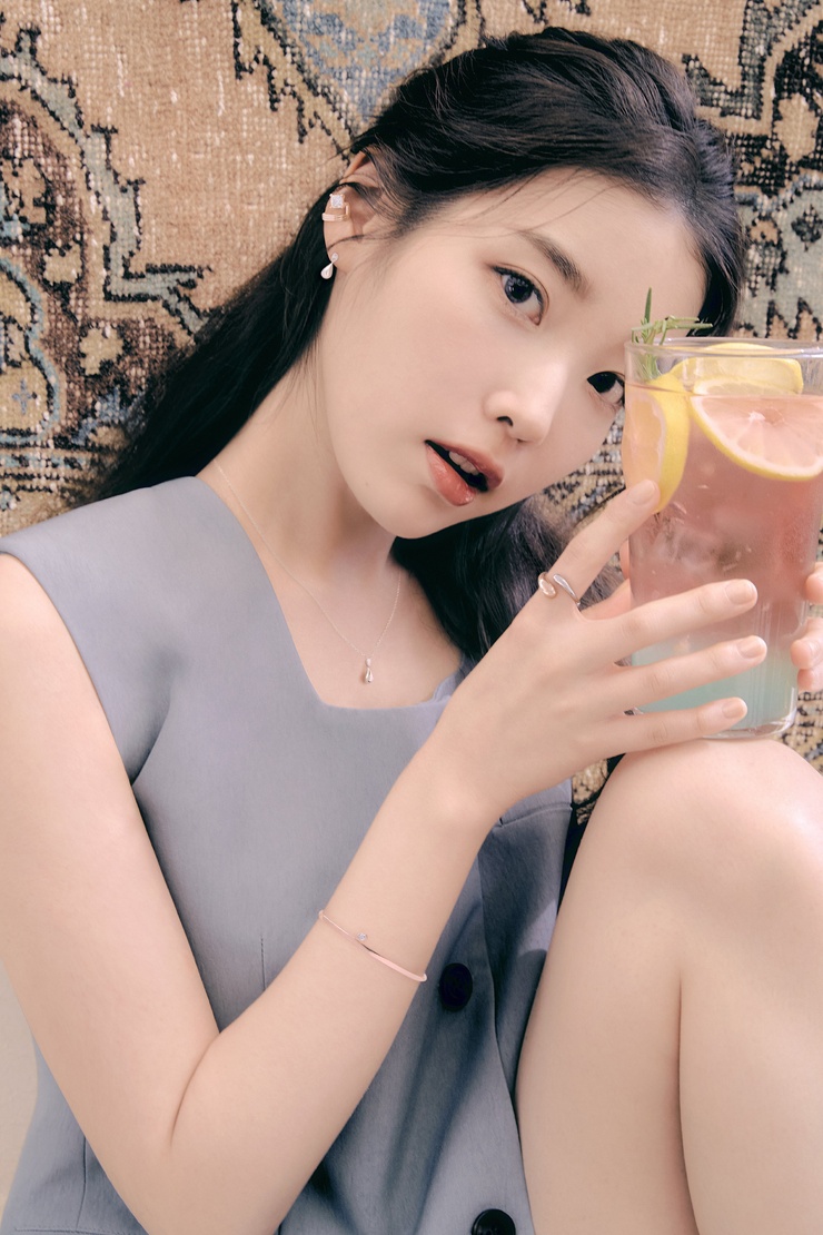 IU