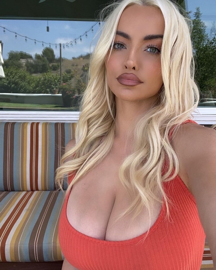 Lindsey Pelas