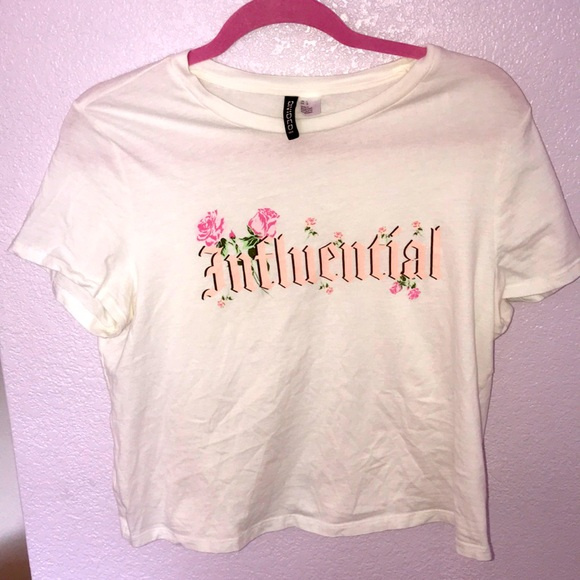 H&M cropped shirt that says influential size large