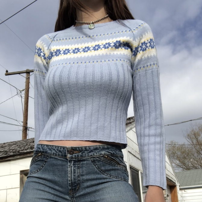 ❄️ 90s ski babe sweater top ❄️\nLuv this adorable color...