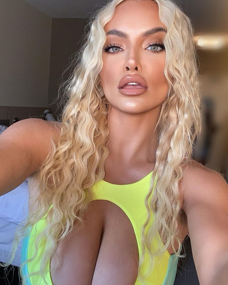 Lindsey Pelas