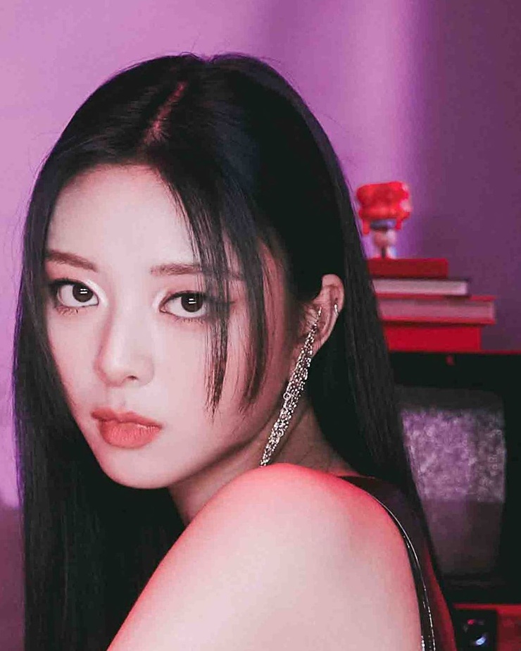 Yuna (ITZY) image