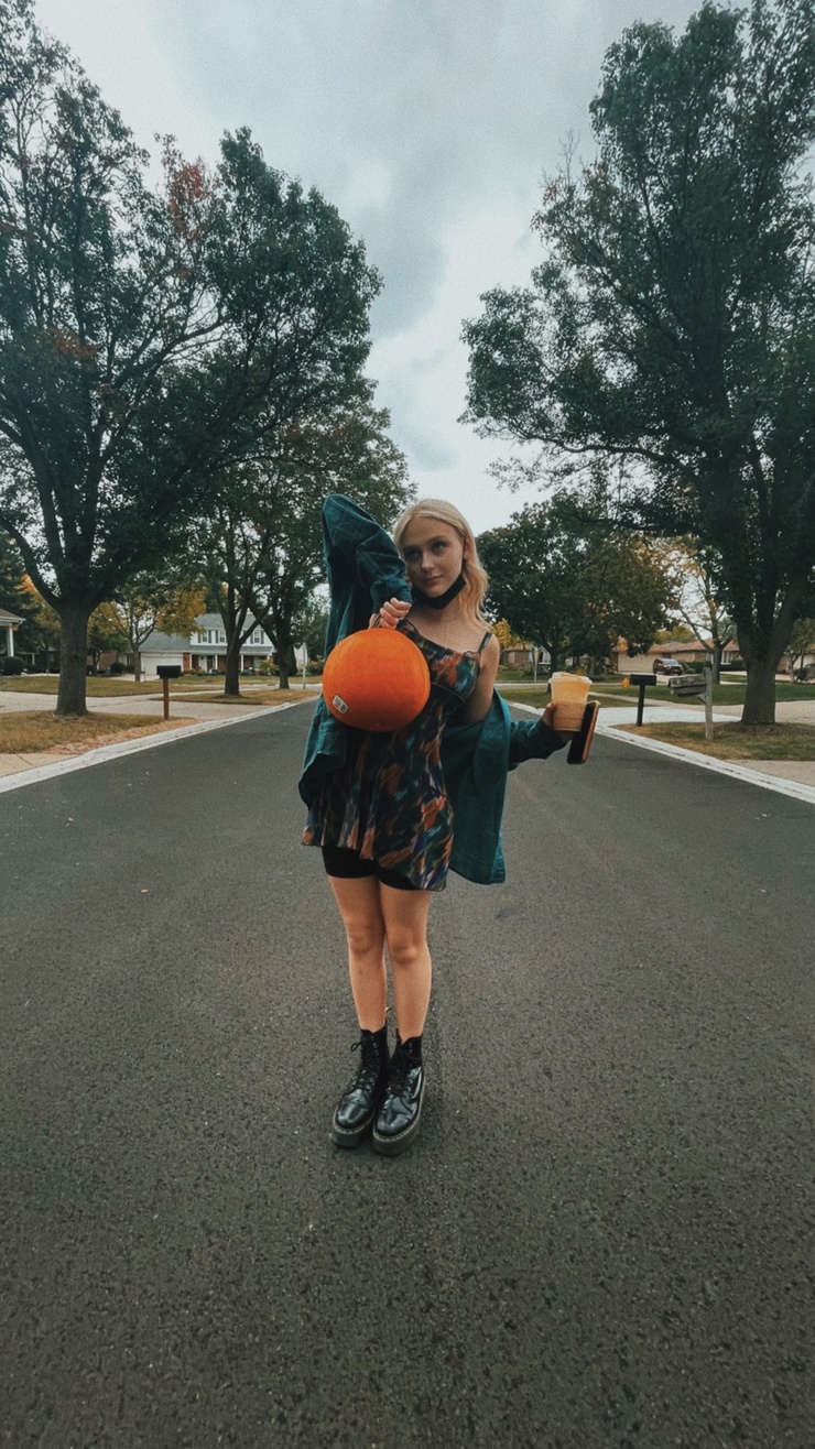 Alyvia Alyn Lind