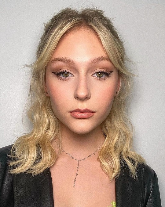 Alyvia Alyn Lind