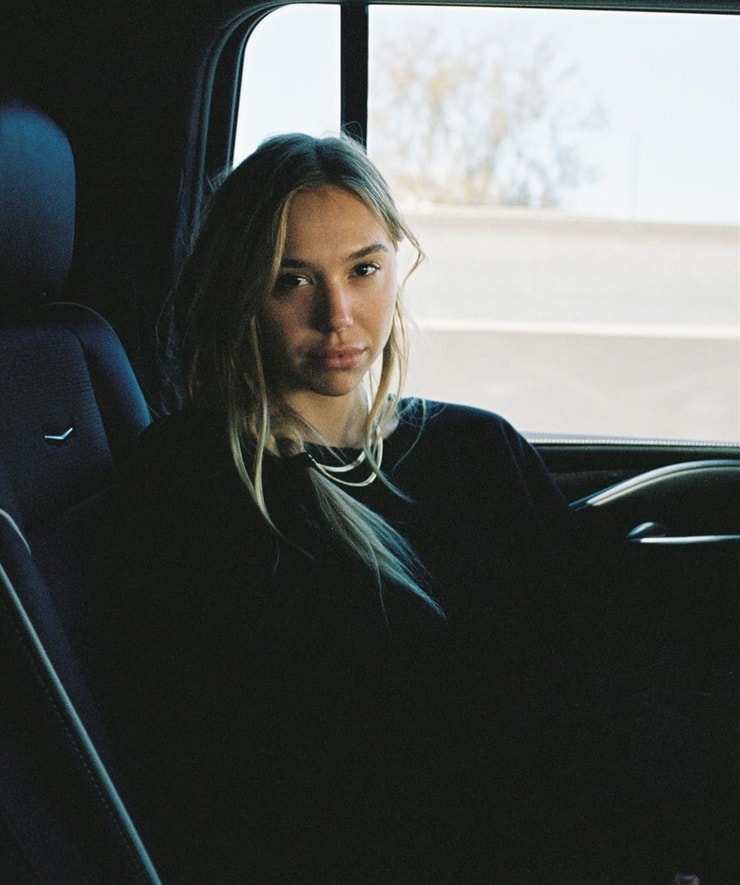 Alexis Ren