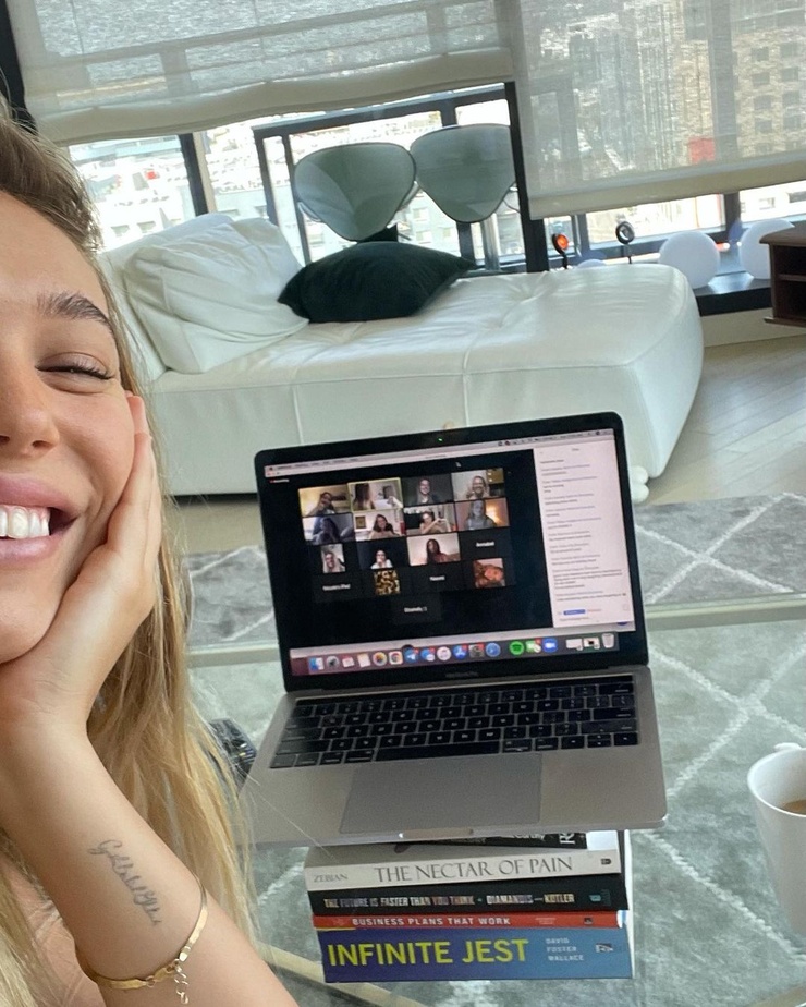 Alexis Ren