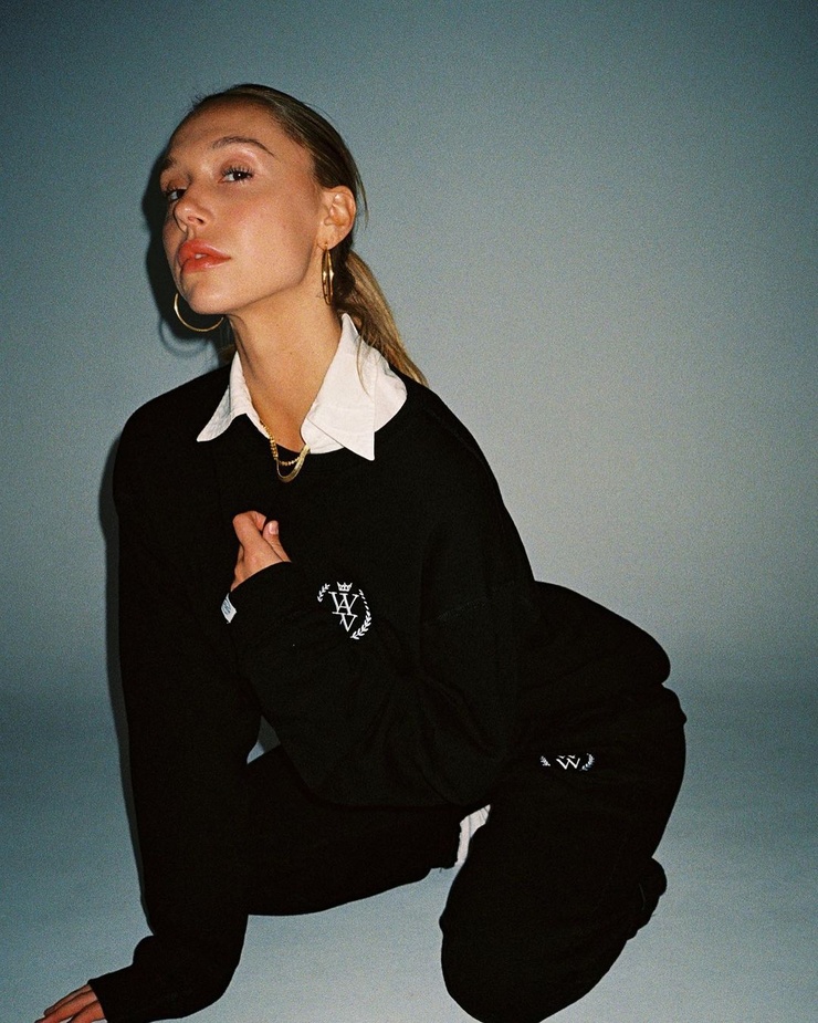 Alexis Ren