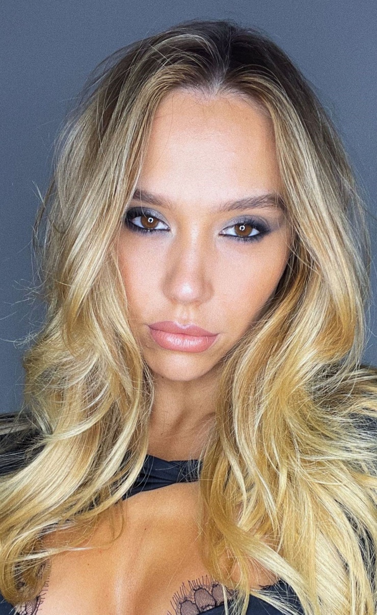 Alexis Ren
