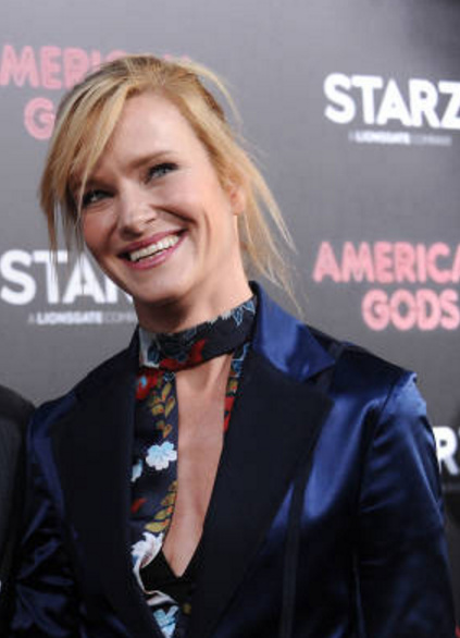 Nicholle Tom