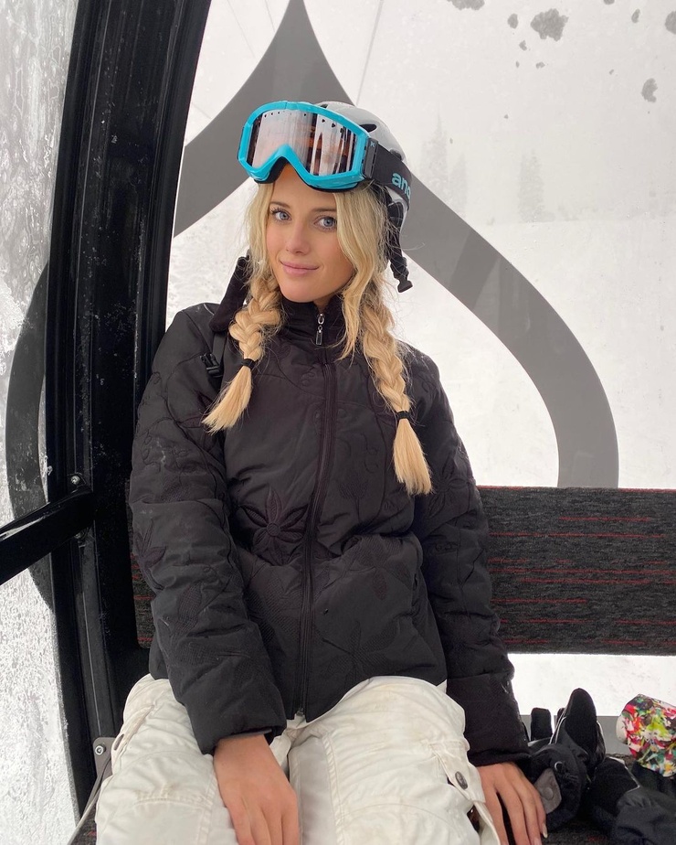 Lindsay Brewer Lindsay Brewer
