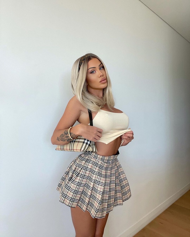 Laura Amy