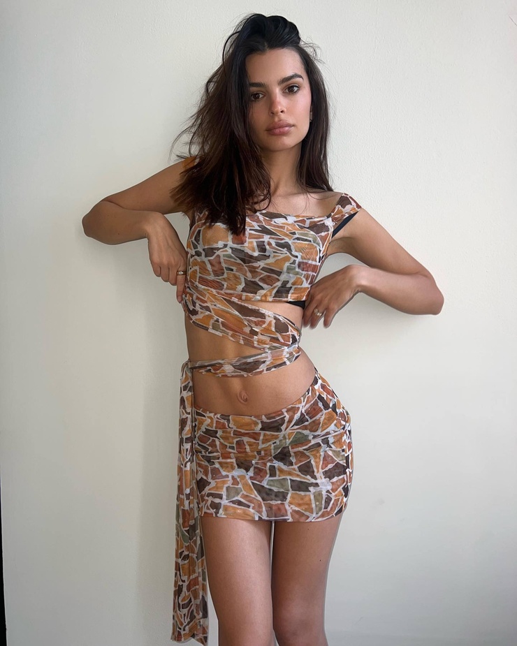 740full-emily-ratajkowski.jpg
