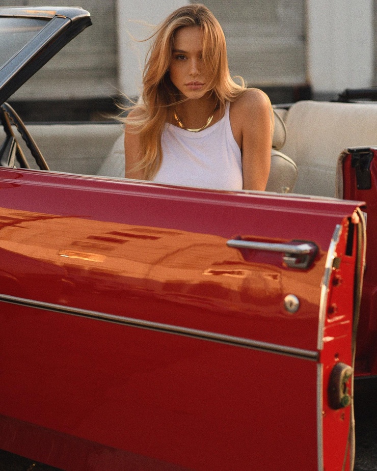 Alexis Ren