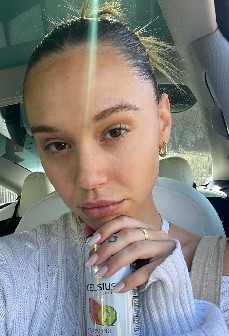 Alexis Ren