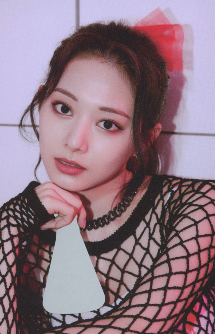 Chou Tzu-yu (Tzuyu) Chou Tzu-yu (Tzuyu)