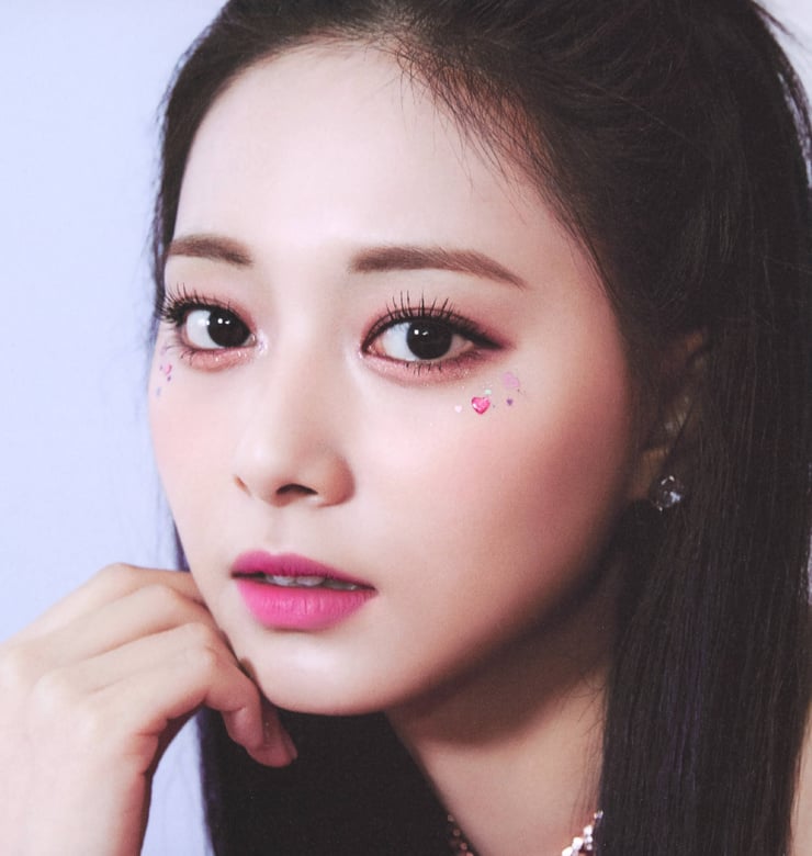 Chou Tzu-yu (Tzuyu) Chou Tzu-yu (Tzuyu)