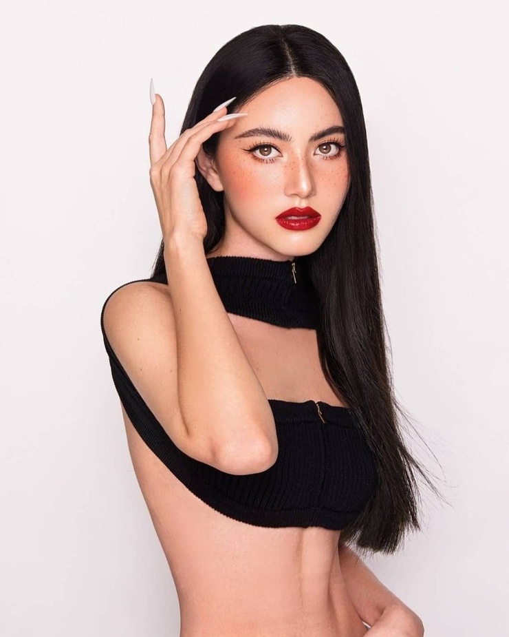 Davika Hoorne Davika Hoorne