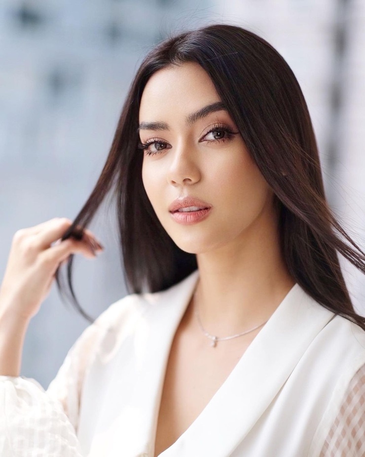 Amanda Obdam Amanda Obdam