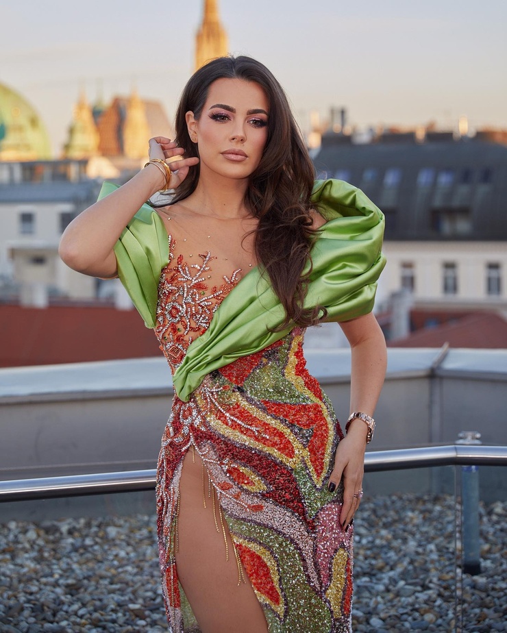Nadine Mirada
