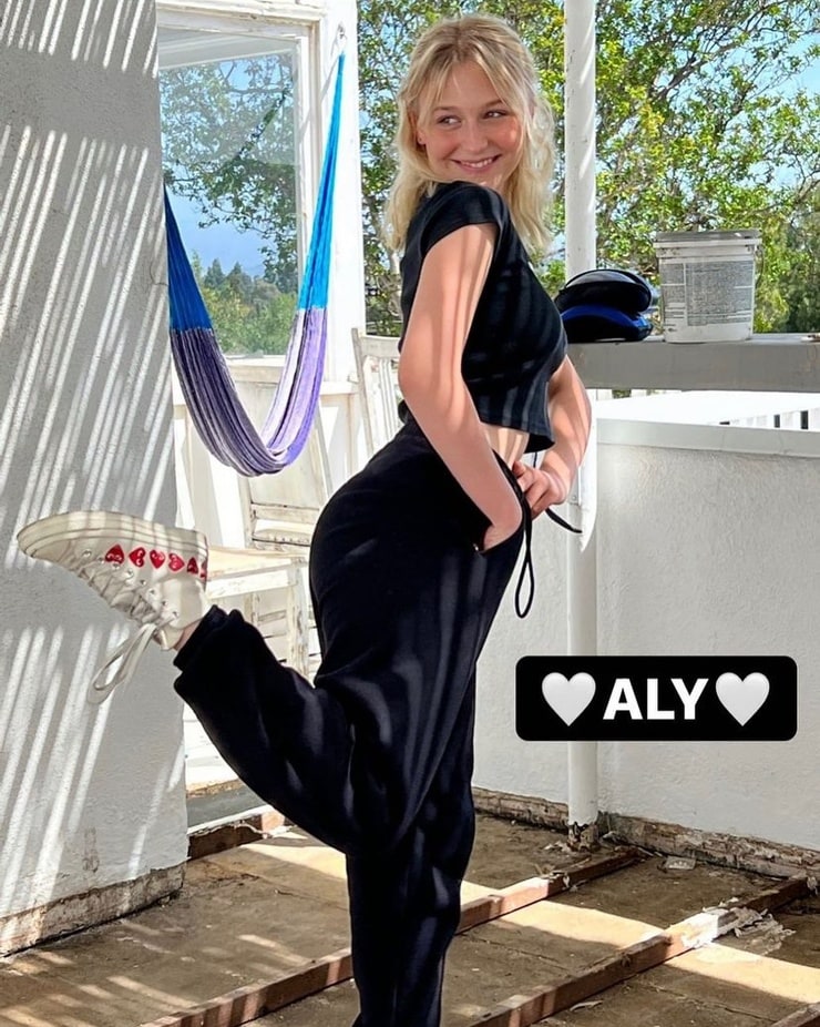 Alyvia Alyn Lind