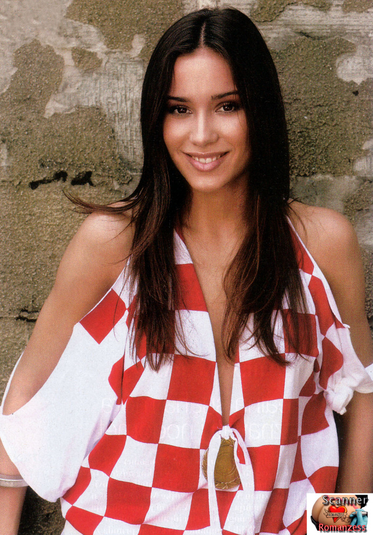 Lara Banely
