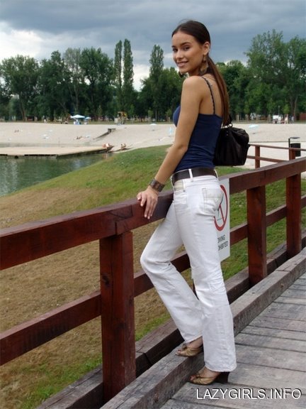 Lara Banely