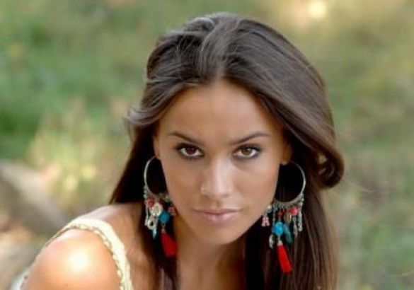 Lara Banely