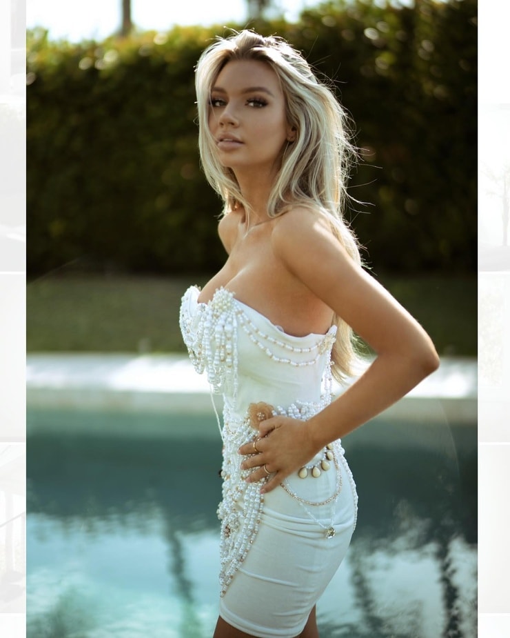 Alexa Collins Alexa Collins