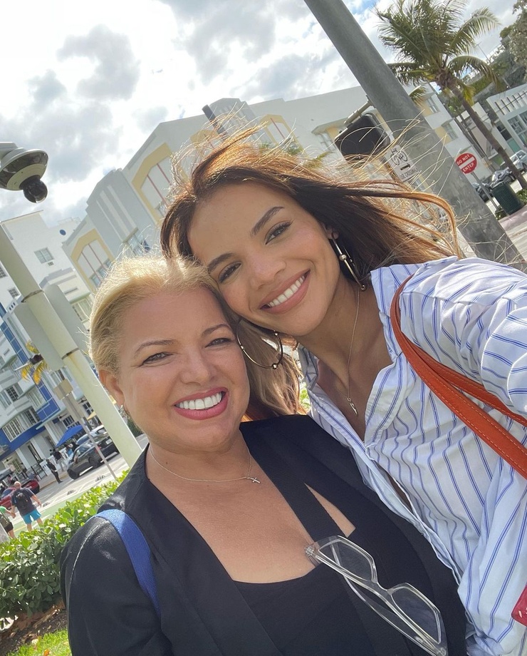Leslie Grace