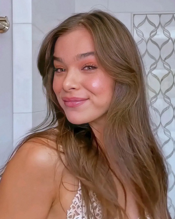 Hailee Steinfeld Hailee Steinfeld