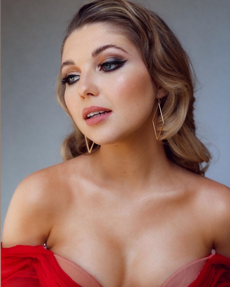 Sammi Hanratty Sammi Hanratty