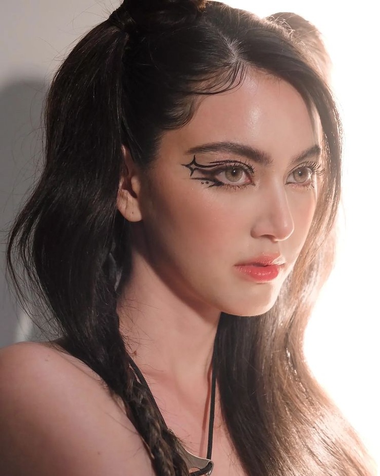 Davika Hoorne Davika Hoorne