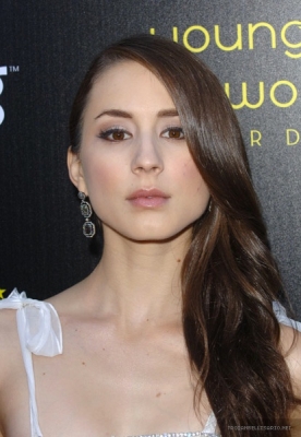 Troian Bellisario