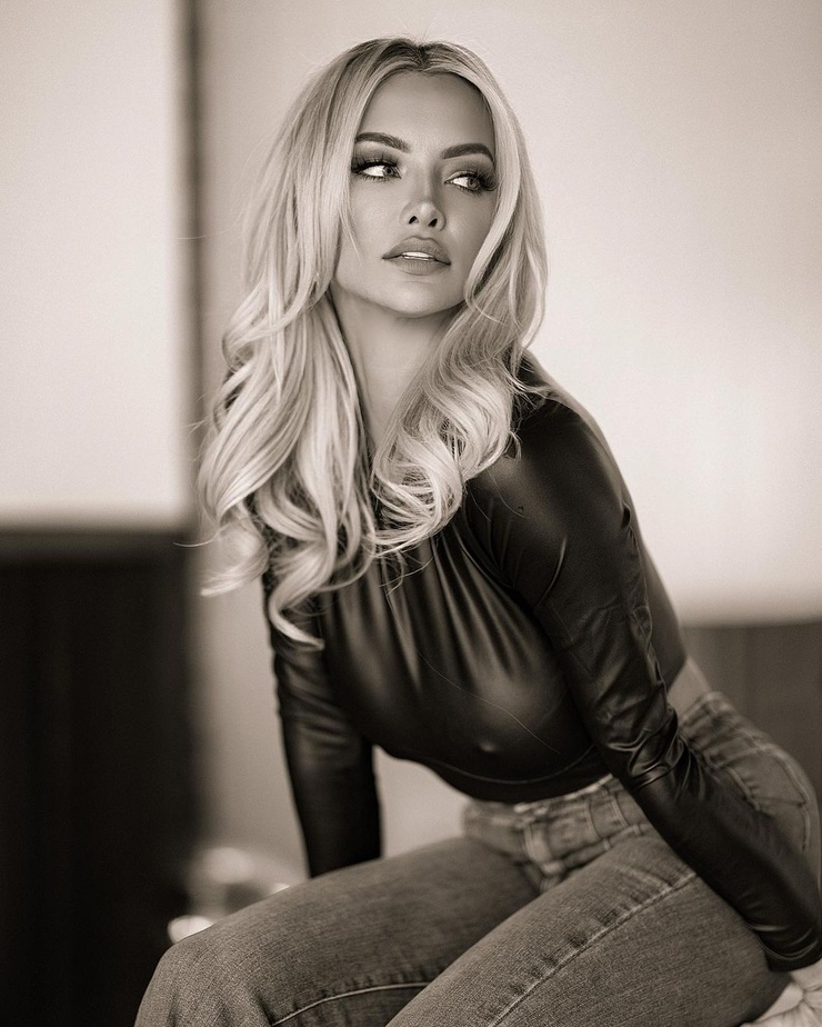 Lindsey Pelas Lindsey Pelas