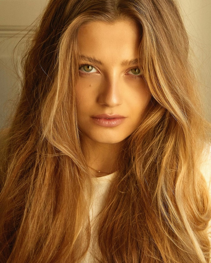 Zoë Pastelle Holthuizen