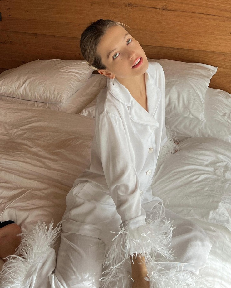 Zoë Pastelle Holthuizen