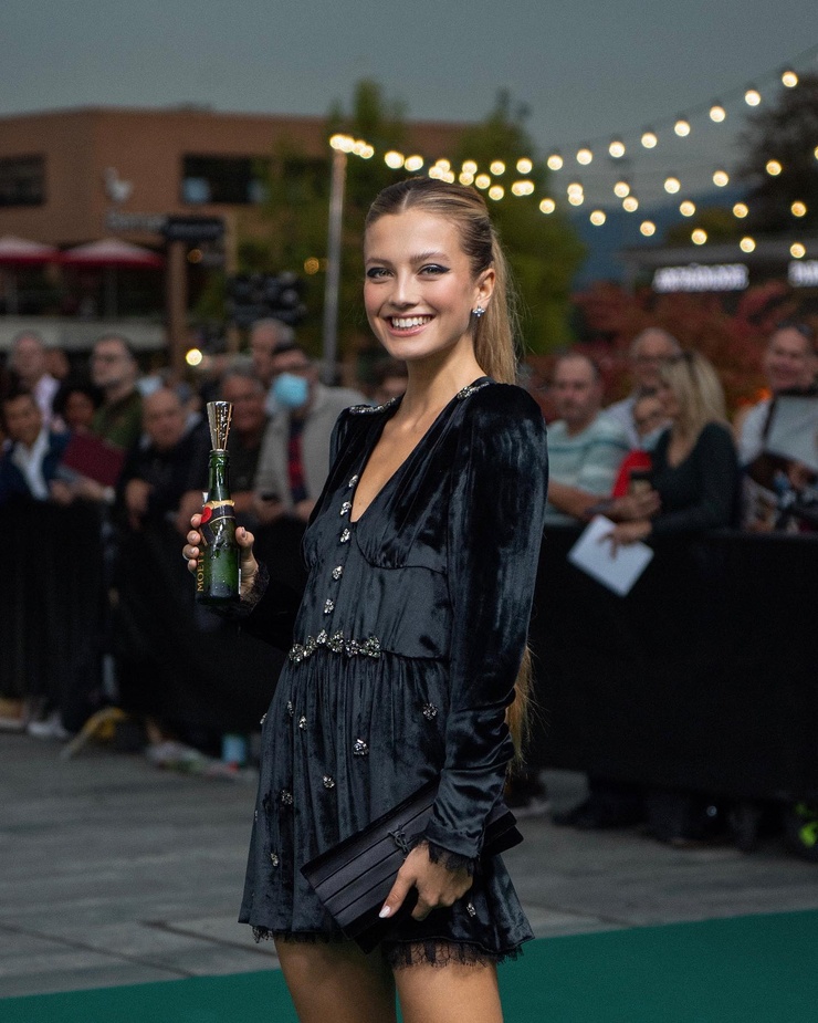 Zoë Pastelle Holthuizen